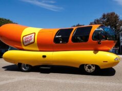 Alunos do ensino médio do Kansas levam Oscar Mayer Wienermobile de 27 pés para o baile