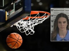 Ex-técnica de basquete feminino do colégio do Alabama acusada de sexo ‘desviante’ com estudante, abandonada pelo marido