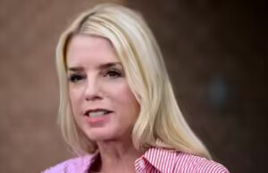 Pam Bondi implorou a Trump que não a despedisse, mas ele a acusou de ‘ofensa imperdoável’: Relatório