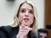 JONATHAN TURLEY: Por que Trump demitiu Bondi e escolheu este momento para uma reinicialização do Departamento de Justiça