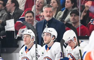 Os Islanders demitem o técnico Patrick Roy faltando quatro jogos para o fim da temporada em meio à disputa dos playoffs