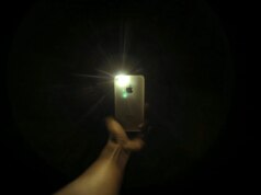 Você pode ignorar com segurança aqueles vídeos virais que mostram o plástico derretido do flash LED de um telefone