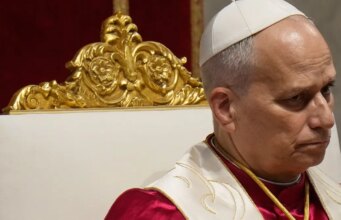 Papa Leão chama a ‘ilusão de onipotência’ que alimenta a guerra no Irã em vigília pela paz na Basílica de São Pedro