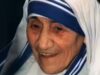 Frase do dia de Madre Teresa: “Sozinha não posso mudar o mundo, mas posso lançar uma pedra sobre as águas para criar muitas ondulações”.