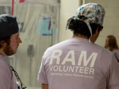 Americanos esperam durante a noite pelo acesso a cuidados de saúde gratuitos à medida que os custos sobem “fora de alcance”