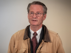 O deputado Tim Burchett, convencido de que alienígenas existem, diz que “viu demais” em briefings do governo