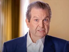 O discurso pró-Trump do candidato a governador do Partido Republicano aos eleitores entra em conflito com a documentação dentro de sua própria empresa