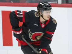 Ridly Greig, do Ottawa, acerta um chute barato nojento no jogo 4 contra o Carolina