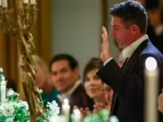 Trump interrompe o discurso em um momento estranho para elogiar a vitória de Rory McIlroy no Masters no jantar na Casa Branca
