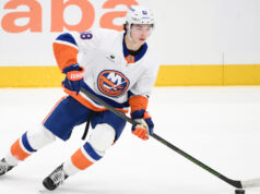 Schaefer, dos Islanders, empata recorde da NHL em gols de defensor novato