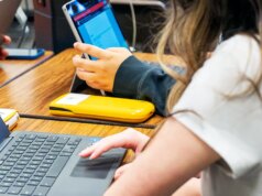 Estudo revela mais elogios à IA para estudantes negros e tratamento mais suave para mulheres