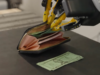 Veja um robô colocar dinheiro em uma carteira exatamente como você faz