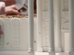 Melania Trump adiciona colmeia em forma de Casa Branca ao South Garden