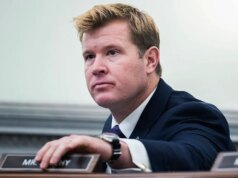 O senador Tim Sheehy faz pouso de emergência após falha de motor durante o voo