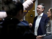 O legislador democrata preso diante das câmeras entrando em uma festa com estrelas de actuality reveals enquanto os americanos sentem a dor do desligamento