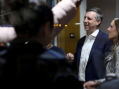 O legislador democrata preso diante das câmeras entrando em uma festa com estrelas de actuality reveals enquanto os americanos sentem a dor do desligamento