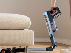 O novo vácuo de US $ 499 da SharkNinja flexiona sob os móveis e pode ser esvaziado automaticamente