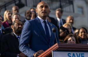 ASSISTA: O democrata da Câmara obtém uma resposta inesperada quando pergunta aos constituintes sobre os requisitos de identificação do eleitor