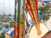 Imagens surpreendentes do parque de diversões mostram que o passeio emocionante foi interrompido enquanto os visitantes esperam no ar