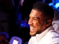 Joshua faz a primeira aparição pública desde a morte de amigos para apoiar Chisora