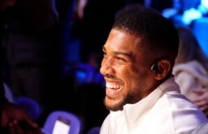 Joshua faz a primeira aparição pública desde a morte de amigos para apoiar Chisora