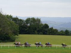 Dowman e Girl Blanche se enfrentam em Bathtub