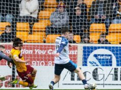 Falkirk venceu Motherwell e garantiu o sexto lugar