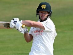 Duckett completa meio século de temporada pelo Nottinghamshire