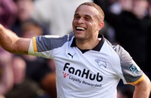 Derby vence o Stoke e mantém vivo o sonho do play-off