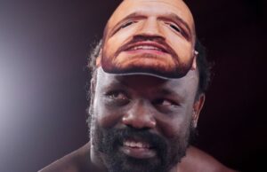 Chisora, com muita carreira, usa máscara de Fúria na pesagem de Wilder