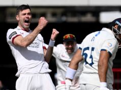 Classic Anderson four-for inspira Lancashire após Derbyshire