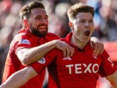 Aberdeen venceu o Hibs e deu a Robinson a primeira vitória como técnico principal