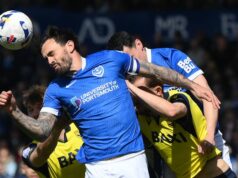 Pompeu, com dez jogadores, revidou para segurar Oxford em suspense de rebaixamento