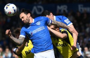 Pompeu, com dez jogadores, revidou para segurar Oxford em suspense de rebaixamento