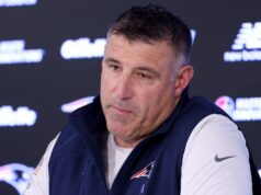 Vrabel, do Patriots, fala à mídia após fotos com repórter da NFL