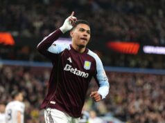 Villa cruza Bolonha para preparar confronto no Forest na Europa