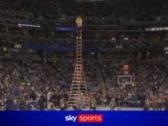 Mascote do Nuggets afunda na cabeça no meio da quadra … subindo duas escadas!