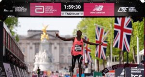 O recordista Sawe vence a Maratona de Londres em menos de duas horas