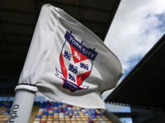 A polícia investiga um vídeo que parece mostrar um jogador do York dando um soco em um torcedor durante a partida