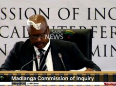 Ex-chefe de polícia sul-africano fica com lenço preso na testa enquanto suava durante investigação de corrupção