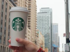 A Starbucks usa o ChatGPT para sugerir bebidas com base no humor, enquanto especialistas alertam sobre desvantagens ocultas