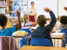 Escola orientada por IA se expandindo para as principais cidades dos EUA, apesar da resistência sindical