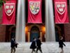 Estudantes de Harvard se revoltam com nova política de notas que chamam de ‘racista’