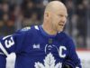 Maple Leafs entrevistando Mats Sundin para trabalho no departamento de hóquei