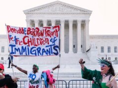 A cruzada de cidadania por direito de nascença de Trump atrai o apoio de um grupo de proeminentes estudiosos do direito