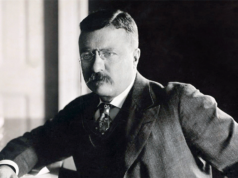 O secretário Doug Burgum espera a introdução de Teddy Roosevelt no Corridor da Fama do Futebol Profissional: relatório