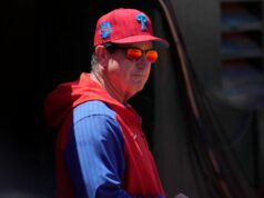 O gerente do Phillies, Rob Thomson, não está na berlinda, apesar do início lento, diz GM