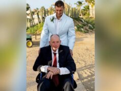 Tim Tebow compartilha a última palavra do pai moribundo em um momento emocionante enquanto a mensagem de fé se torna viral