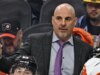 O técnico dos Flyers, Rick Tocchet, chama seu time após a derrota no jogo 5: ‘Eles precisam intensificar’