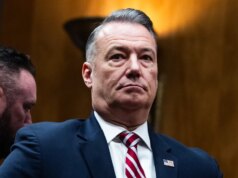 O diretor interino do ICE, Todd Lyons, envia carta de demissão ao secretário do DHS, Markwayne Mullin